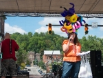 MC with funny Baloon Hat at Boogie on the Bricks